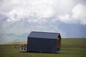 dans une montagneux zone là est une solitaire écologique moderne maison. photo