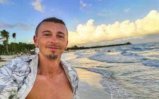 voyageur touristique masculin à la plage tropicale playa del carmen mexique. photo