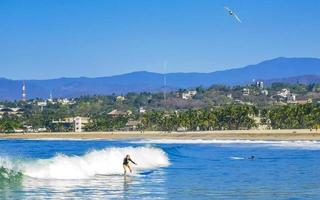 puerto escondido oaxaca Mexique 2023 surfeur surfant sur planche de surf sur haute vagues dans puerto escondido Mexique. photo