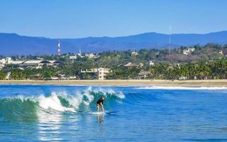 puerto escondido oaxaca Mexique 2023 surfeur surfant sur planche de surf sur haute vagues dans puerto escondido Mexique. photo