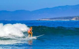 puerto escondido oaxaca Mexique 2023 surfeur surfant sur planche de surf sur haute vagues dans puerto escondido Mexique. photo