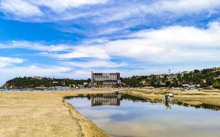 puerto escondido oaxaca Mexique 2022 pêche bateaux à le port plage rivière puerto escondido Mexique. photo