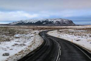 islandais paysage avec neige couvert montagnes et des nuages dans l'hiver. photo