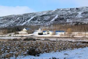 islandais paysage avec neige couvert montagnes et des nuages dans l'hiver. photo