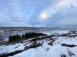 islandais paysage avec fjord, Lac et montagnes dans hiver à pingvellir nationale parc photo