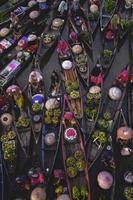 banjarmasin, Indonésie - septembre 25, 2021, le atmosphère de le traditionnel flottant marché Festival tout local résidents utilisation bateaux ou canoës à foule le rivière à effectuer attractions pour visiteurs. photo