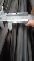 ouvriers mesure le diamètre de le le fer avec une vernier étrier jauge. photo