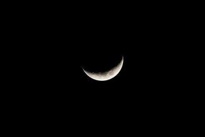 foncé nuit ciel avec brillant croissant lune photo