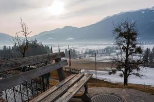 scénique vue de Montagne et paysage en dessous de nuageux ciel photo