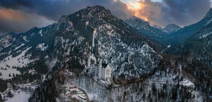 aérien vue de le Neuschwanstein Château ou schloss Neuschwanstein sur une hiver journée photo