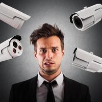 homme étant espionné sur photo