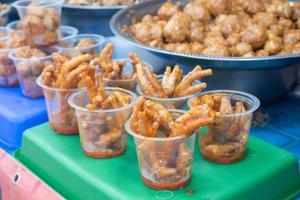 sauté poulet jambes avec le Chili sauce, dans indonésien il est appelé sauté poulet pieds. servi dans Plastique tasses pour vente à culinaire festivals photo