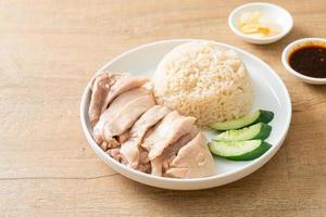 riz au poulet hainanais ou riz cuit à la vapeur avec soupe au poulet photo