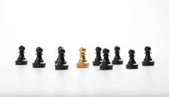 pion d'échecs doré debout avec l'équipe pour montrer son influence et son autonomisation. concept de leadership d'entreprise pour l'équipe de direction, gagnant du concours et leader influent photo