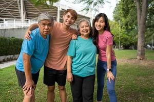 en bonne santé famille groupe instructeurs faire des exercices dans Frais air, et elles ou ils du repos et supporter ensemble après Matin des exercices dans parc. Extérieur activités, en bonne santé mode de vie, fort corps, en forme Les figures, santé se soucier. photo