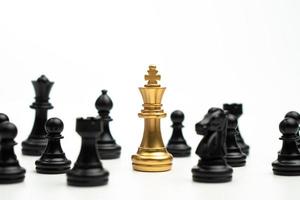 roi des échecs doré debout pour être autour d'autres échecs, le concept d'un leader doit avoir du courage et du défi dans la compétition, le leadership et la vision commerciale pour gagner dans les jeux d'entreprise photo