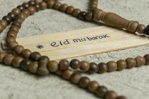 islamique devis. eid mubarak mots écrit sur en bois bâton. photo