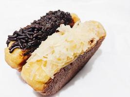 pancong gâteau est une typique indonésien aliments. pancong gâteau avec Chocolat et fromage Garniture isolé sur blanc Contexte. photo