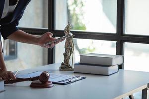 droit, consultation, accord, contrat, conseils d'avocats en matière de litiges et signature de contrats en tant qu'avocats pour accepter les plaintes des clients. avocat de concept. photo