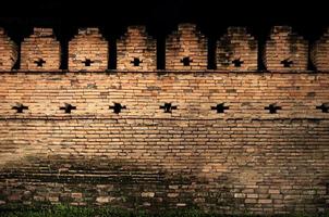 des murs de ancien ville à nuit à chiangmai ville Thaïlande ,vieux brique mur à nuit photo