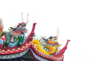 dargon statue sur tombeau toit sur blanc arrière-plan, dragon statue sur Chine temple toit comme asiatique art photo