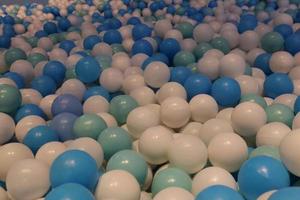 coloré Plastique Balle dans des gamins terrain de jeux photo
