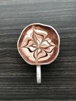 Haut vue latté art dans une café tasse photo