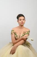 jeune belle mariée asiatique tenant des billets d'un dollar à la main photo