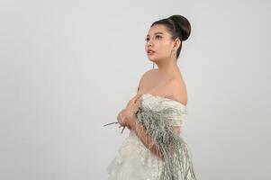 jeune asiatique belle mariée sourire avec plaisir sur fond blanc photo