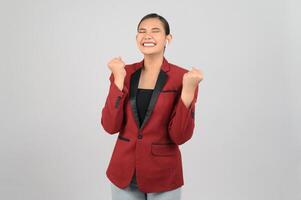 jeune belle femme en vêtements formels pour l'officier utilise des écouteurs sans fil photo