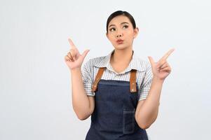 portrait asiatique jeune femme sourire avec plaisir en uniforme de serveuse photo
