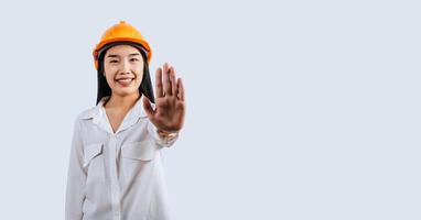 femme ingénieur avec casque et ouvert main Faire Arrêtez signe posture photo