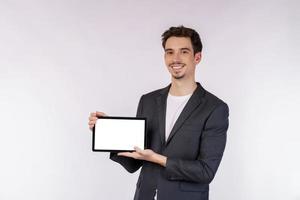 portrait d'un homme d'affaires joyeux et attrayant à l'aide d'une application de périphérique de recherche sur le Web isolé sur fond de couleur blanche photo