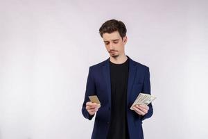 portrait d'un jeune homme d'affaires souriant et beau montrant une carte de crédit isolée sur fond blanc photo