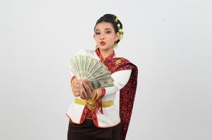 portrait de magnifique thaïlandais femme dans traditionnel Vêtements posant avec ventilateur billet de banque photo