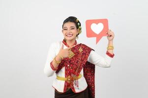 Jeune magnifique femme dans thaïlandais lanna costume avec carte carte dans cœur symbole photo