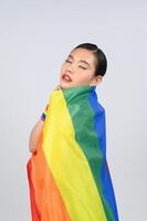 jolie femme lgbq pose avec drapeau multicolore photo