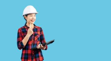 Jeune asiatique ingénieur femelle utilisation numérique stylo et tablette posture photo