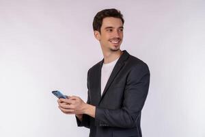 portrait d'un homme d'affaires heureux utilisant un smartphone sur fond blanc photo