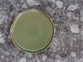 vue de dessus d'une assiette en céramique vide photo