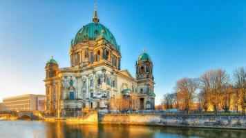 Cathédrale de Berlin depuis la rivière Spree
