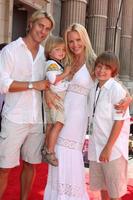 gena Lee Nolin mari cale coque avec sa fils Spencer fahlman et leur fils Hudson en arrivant à le g force monde première à le el capitan théâtre dans los angeles Californie sur juillet 19 2009 2008 photo