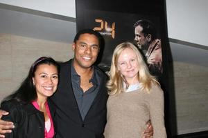 Barbara lac, kelsey mcneal, et Jenny klaxon en arrivant à une photo exposition avec le Photos pris pendant le production de 24 - rachat, capturé dans afrique,exposition à le pâle centre pour médias dans Beverly collines, Californie sur novembre dix, 2008