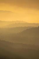 vue verticale du coucher du soleil sur la montagne photo