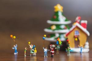 Père Noël miniature et enfants tenant des ballons, joyeux Noël et bonne année concept photo