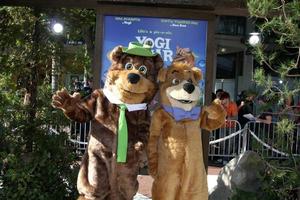 los angeles déc 11 yogi ours bobo arrive à le yogi ours 3d première à le village théâtre sur décembre 11 2010 dans bois de l'ouest Californie photo