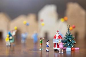Père Noël miniature et une famille heureuse, joyeux Noël et bonne année concept photo