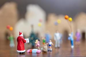 Père Noël miniature et une famille heureuse, joyeux Noël et bonne année concept photo