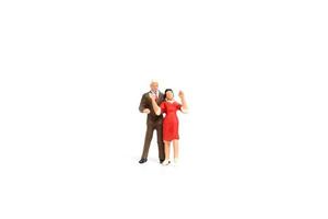 couple miniature danse romantique sur fond blanc, concept de la Saint-Valentin photo