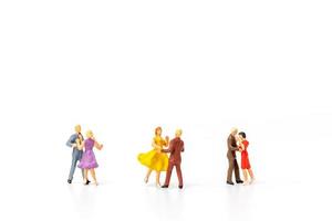 personnes miniatures dansant sur fond blanc, concept de la Saint-Valentin photo